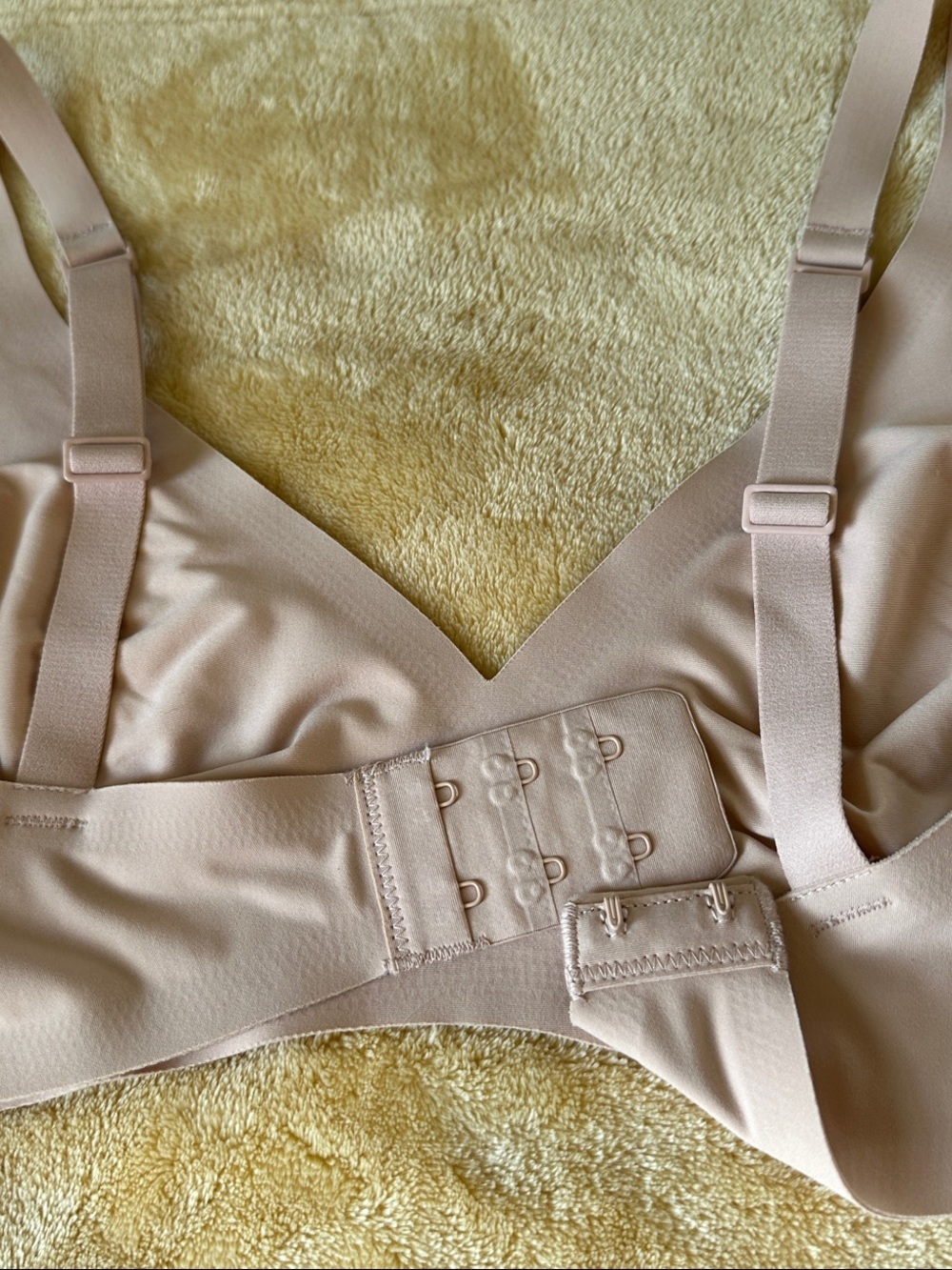 SKIMS Beige V-Neck Wireless Seamless Bra EUC - Picture 6 of 6